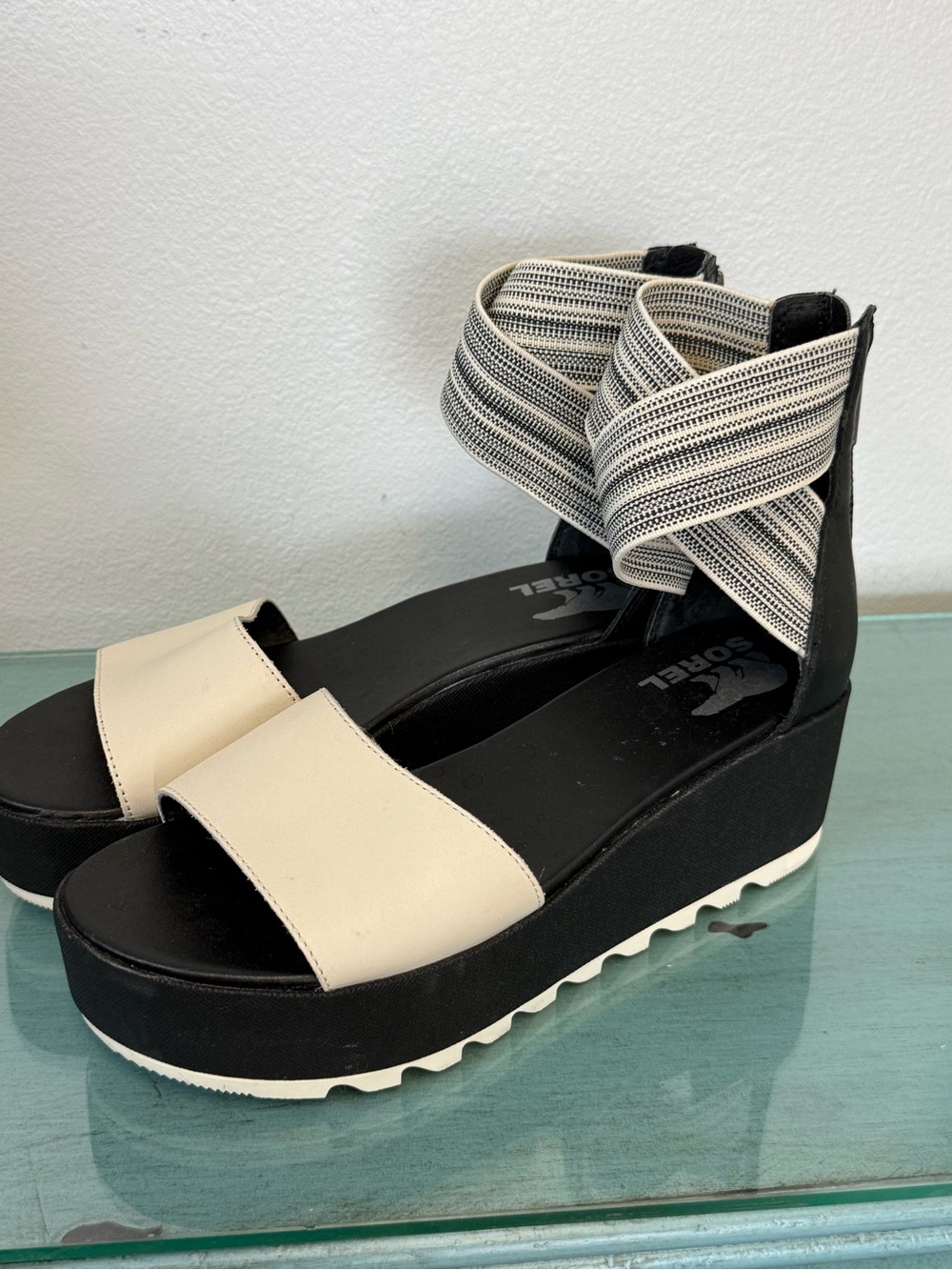 Sorel Women's Cameron Flatform Ankle Strap Sandals in black size 7.5